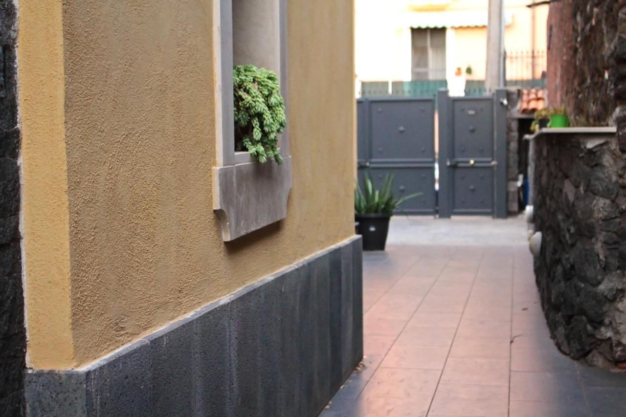 La Pietra Nera - Etna Home คาตาเนีย ภายนอก รูปภาพ
